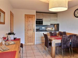 Η κουζίνα ή μικρή κουζίνα στο Appartement 2 chambres, pied de piste, parking, 6 personnes - FR-1-836-18