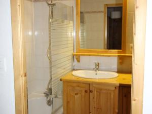 Ένα μπάνιο στο Appartement 2 chambres, pied de piste, parking, 6 personnes - FR-1-836-18