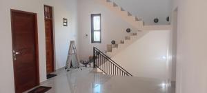 un escalier dans une maison aux murs blancs dans l'établissement Women Only Space, à Mattegoda