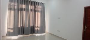 - une fenêtre avec un rideau dans la chambre dans l'établissement Women Only Space, à Mattegoda