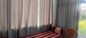 un canapé devant une fenêtre avec des rideaux dans l'établissement Women Only Space, à Mattegoda