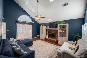 Et opholdsområde på Pool Fort Worth Vacation Rental for FIFA Near Stadium Events By Vacation Your Way + 49 billeder