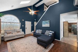 Et opholdsområde på Pool Fort Worth Vacation Rental for FIFA Near Stadium Events By Vacation Your Way