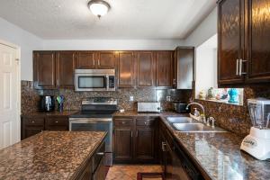 Køkken eller tekøkken på Pool Fort Worth Vacation Rental for FIFA Near Stadium Events By Vacation Your Way