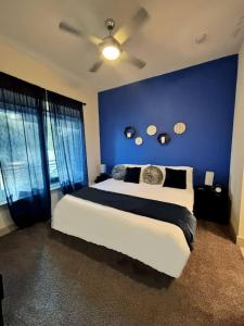 ein Schlafzimmer mit einem großen Bett mit einer blauen Wand in der Unterkunft Riverwalk Luxury Haven Pool Free Parking in San Antonio
