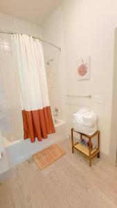 Vannituba majutusasutuses Riverwalk Luxury Haven Pool Free Parking