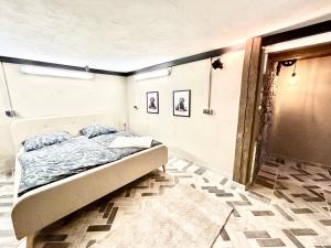 a bedroom with a bed in a room at Bramasole - Wohnung mit Carport in Cottbus