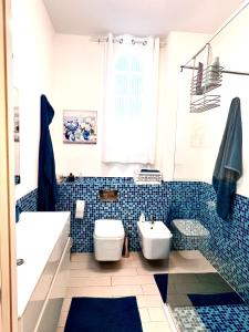 een badkamer met toilet, bad en wastafel bij Villa Anna in Quartu Sant'Elena