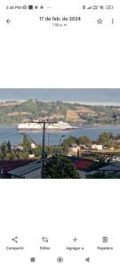 Captura de pantalla de un sitio web con una vista de un lago en Casa castro chiloe, en Castro