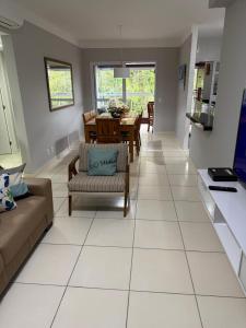 a living room with a couch and a table at Apartamento em Bertioga, ótima localização, Bertioga Residence Club in Bertioga