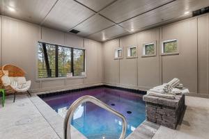 Bazén v ubytování Modern Cabin with Pool, Theater & Billiards nebo v jeho okolí