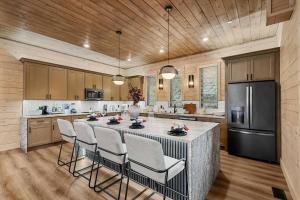 Kuchyň nebo kuchyňský kout v ubytování Modern Cabin with Pool, Theater & Billiards