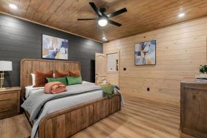 Postel nebo postele na pokoji v ubytování Modern Cabin with Pool, Theater & Billiards + 49 fotografií