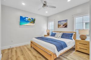 Ένα ή περισσότερα κρεβάτια σε δωμάτιο στο 200 Olive Shell Court +49 φωτογραφίες