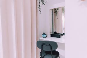 una silla sentada frente a una ventana con un espejo en Stylish Minimalist Loft 7 & Gym in Namba Compact Studio 5, en Wada 13 fotos más