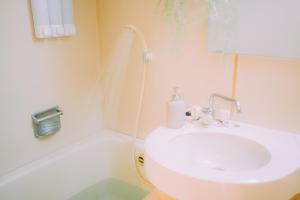 Un baño con lavabo, inodoro y ducha. en Stylish Minimalist Loft 7 & Gym in Namba Compact Studio 5, en Wada