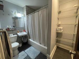 Ένα μπάνιο στο Buffalo 4BR Home 5 Beds, Near Airport & Downtown