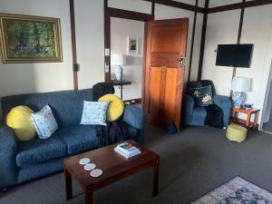 Una sala de estar con un sofá y una mesa de café. en Bowen Toft Villa- New Listing, en Sandy Bay