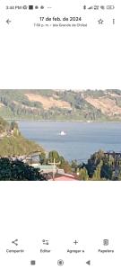 Captura de pantalla de un sitio web con una vista de un lago en Casa castro chiloe, en Castro 13 fotos más