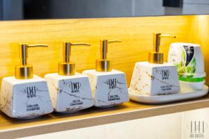 フーコックにあるHD Hotel Sunset Townの棚に置かれた5つのバスルーム用品