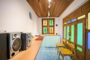 un salon avec une cuisine équipée d'un four micro-ondes dans l'établissement Pilar Guest House Jogja, à Ngemplak