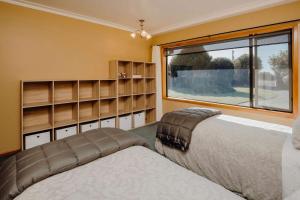 Postel nebo postele na pokoji v ubytování Mt Taranaki Vista - rural escape with scenic views