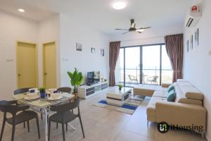 ein Wohnzimmer mit Sofa und Tisch in der Unterkunft Atlantis Executive Melaka By I Housing in Malakka
