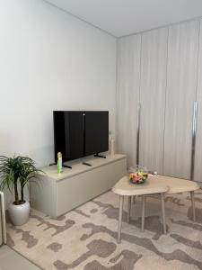 Μια τηλεόραση ή/και κέντρο ψυχαγωγίας στο Luxury studio Yas golf collections