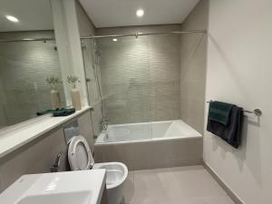 Ένα μπάνιο στο Luxury studio Yas golf collections +8 φωτογραφίες