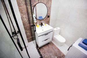 Ένα μπάνιο στο Современный апартамент в центре Алматы, Mega Park - Arbat +67 φωτογραφίες