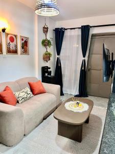 Una sala de estar con un sofá y una mesa de café. en Zury Suites, en Nairobi