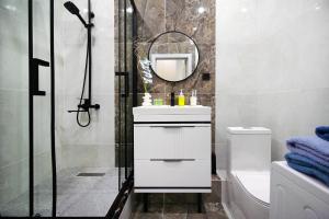 Ένα μπάνιο στο Современный апартамент в центре Алматы, Mega Park - Arbat