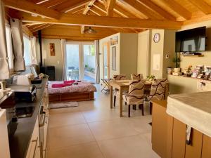 a kitchen and living room with a table and chairs at Studio Au Cosy Spa in Riedheim