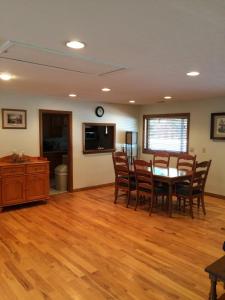 ein Esszimmer und ein Wohnzimmer mit Tisch und Stühlen in der Unterkunft Comfortable Cabin Rental Perfect for an Outdoor Adventure near Elkins, West Virginia in Elkins