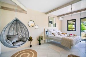 Ένα ή περισσότερα κρεβάτια σε δωμάτιο στο Résidence Les A'Rhum de l'Anse