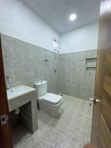 een badkamer met toilet en wastafel bij Estancia Sofia in Puerto Escondido +48 foto's