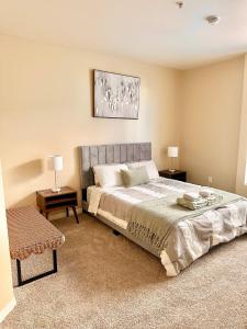 ein Schlafzimmer mit einem großen Bett und zwei Nachttischen in der Unterkunft Spacious 2B 2B Pool View Loft Apartment in Marina Del Rey in Los Angeles