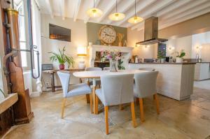 Kuchyň nebo kuchyňský kout v ubytování Villa les lilas