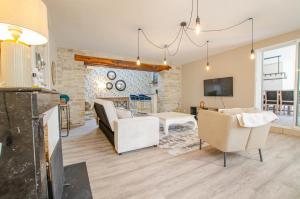 TV a/nebo společenská místnost v ubytování Villa les lilas