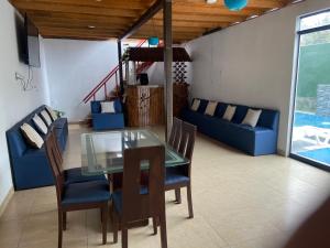 Posezení v ubytování Villa Alfonso - Casa playa con piscina temperada