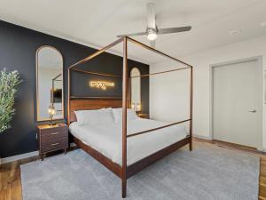 Postel nebo postele na pokoji v ubytování 17th Floor Downtown Dallas Skyline City View High Rise