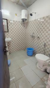 un bagno con un water e un lavandino di Rooftop Campsite Munsyari a Munsyari