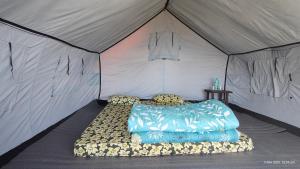 tenda con letto al centro di Rooftop Campsite Munsyari a Munsyari