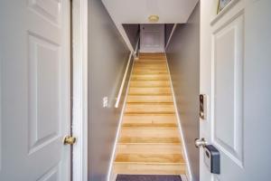 Gallery image of King Bed with Pool Table in Chicopee