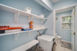 Gallery image of King Bed with Pool Table in Chicopee