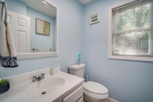 Gallery image of King Bed with Pool Table in Chicopee +37 photos