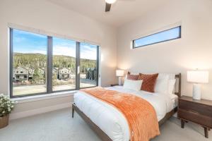 Кровать или кровати в номере Lofty Landing