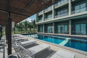 Bazén v ubytování Sugar Marina Hotel -AVIATOR- Phuket Airport nebo v jeho okolí