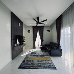 カンポン・ペナリックにあるAG Suitesのソファと天井ファンのあるリビングルーム