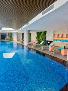 下龙湾À Là cart studio apartment with bay view and water music的酒店大堂的大型游泳池